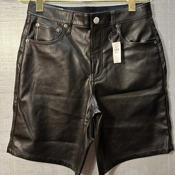 NWT Gap Faux Leather Bermuda Black Flat Front Shorts Size 29 / 8 Regular - Picture 2 of 11